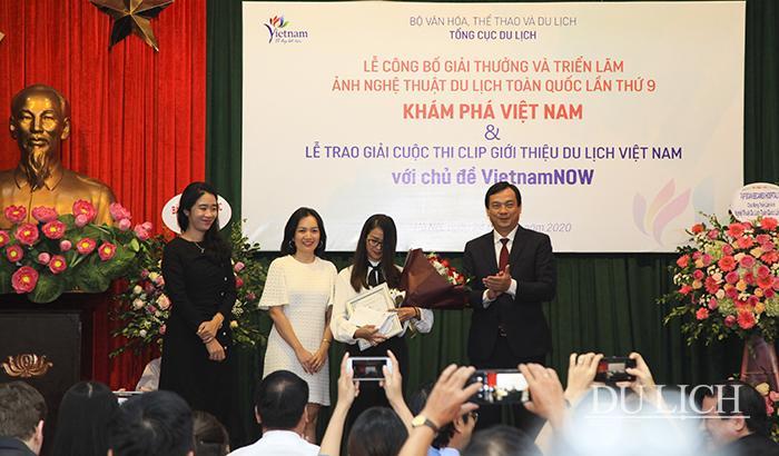 Tổng cục trưởng TCDL Nguyễn Trùng Khánh trao giải Đặc biệt cho tác giả Lê Tuyết với tác phẩm 